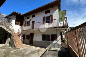 CASA INDIPENDENTE A ESINE