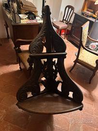 Antica angoliera in legno con decori