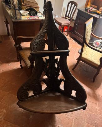 Antica angoliera in legno con decori