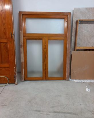 finestra vetrata in legno massello
