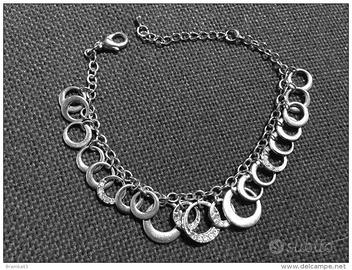 Braccialetto in metallo con anelli e pietre