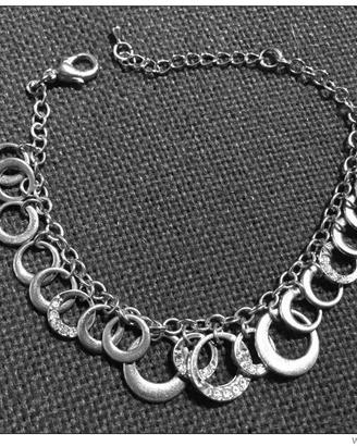 Braccialetto in metallo con anelli e pietre