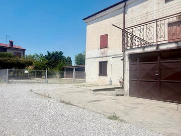 Casa rustica con ampio scoperto