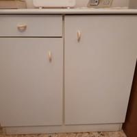 mobile bianco con ante e cassetto 