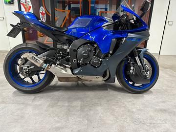 YAMAHA R1