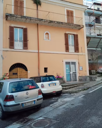 Casa storica con volte antiche e marmo rosso