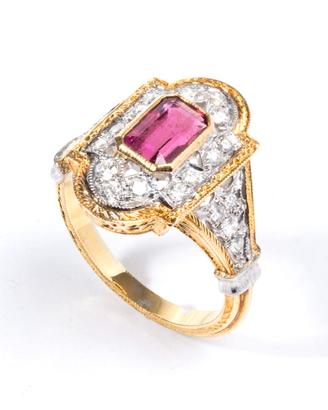 Anello vintage in oro bicolore con diamanti e rubi