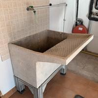 Vasca lavatoio-pilozzo in cemento