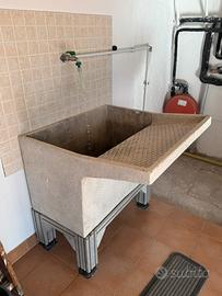 Vasca lavatoio-pilozzo in cemento