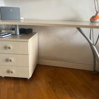 Scrivania con mensole