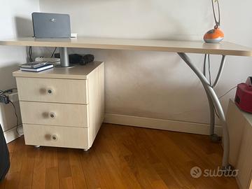 Scrivania con mensole
