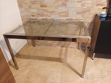 Tavolo in vetro trasparente