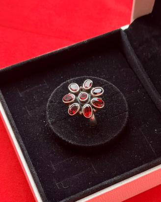 Prestigioso anello in Argento con granati