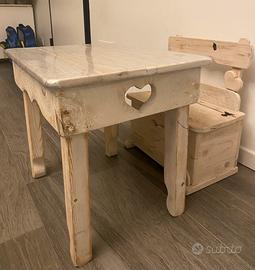 Tavolo con panchetta in legno