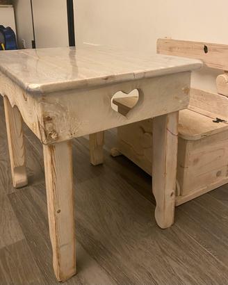 Tavolo con panchetta in legno