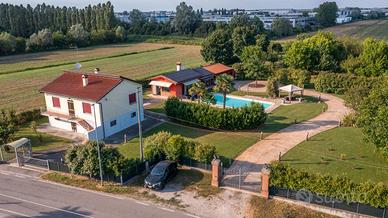 Casa indipendente con piscina