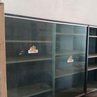 Scaffali  con ante in vetro