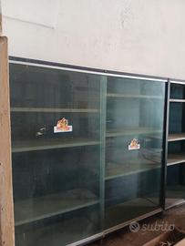 Scaffali  con ante in vetro