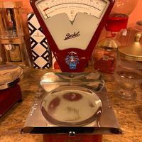 Bilancia restaurata un piatto rossa