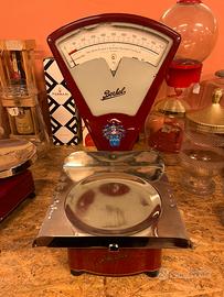 Bilancia restaurata un piatto rossa