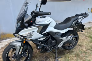 CF Moto MT700