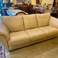 divano  in pelle  220x90 circa 250€