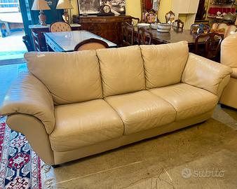 divano  in pelle  220x90 circa 250€