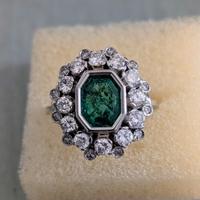 Anello in oro bianco con smeraldo e diamanti 