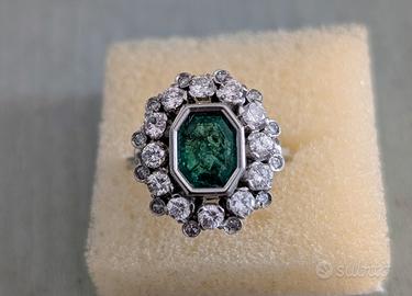 Anello in oro bianco con smeraldo e diamanti 