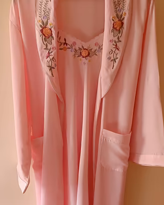 Vestaglia e sottoveste rosa anni '70
