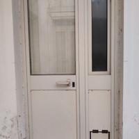 Porta in alluminio.