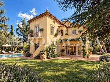 Villa di 305 m² con più di 5 locali e box auto a B