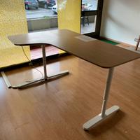 Scrivania angolare con altezza regolabile