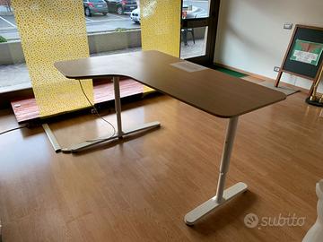 Scrivania angolare con altezza regolabile