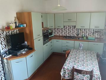 Cucina ad angolo con elettrodomestici 