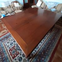 Tavolo in legno massello.