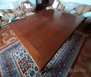 Tavolo in legno massello.