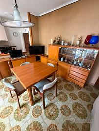 Sala in noce completa di tavolo