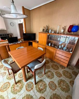 Sala in noce completa di tavolo