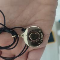 ciondolo fendi con laccetto in caucciù nero