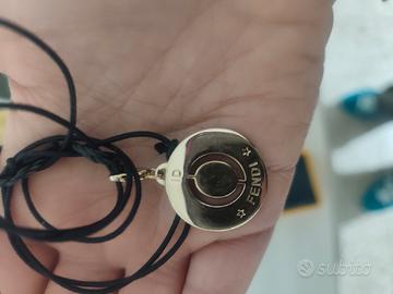 ciondolo fendi con laccetto in caucciù nero