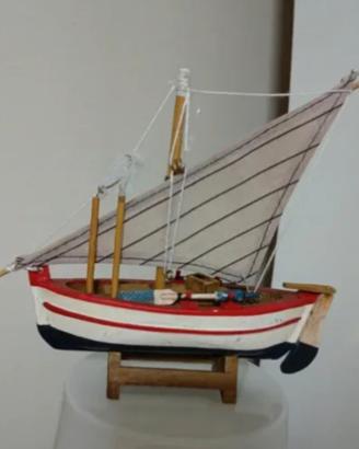modellino di barca a vela di legno 
