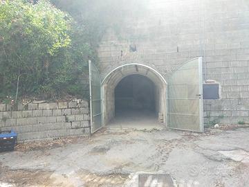 Locale situato interno grotta