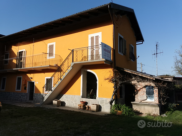 Caseggiato con ampio terreno fabbricabile