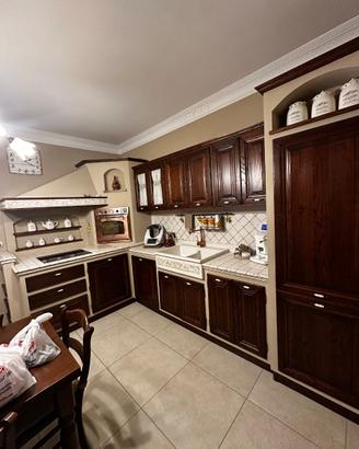 Cucina angolare in finta muratura