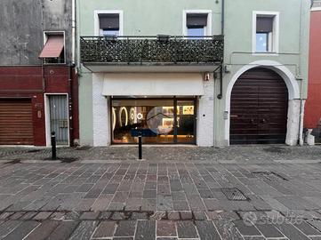 NEGOZIO A DESENZANO DEL GARDA