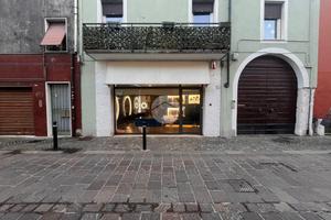 NEGOZIO A DESENZANO DEL GARDA