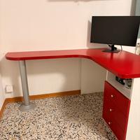 Scrivania angolare rossa con cassettiera