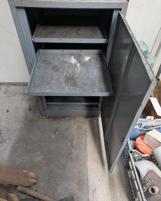 Cassettiera in ferro da officina 