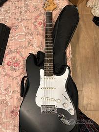 Chitarra elettrica con cavi e anplificatore